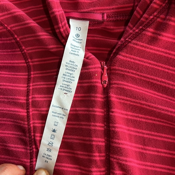 Lululemon Quarter Zip. Pocket and thumb holes. Great condition! Size 10 - Picture 3 of 10